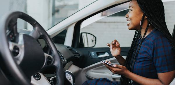 téléphoner en conduisant avec un kit mains libres pour plus de sécurité