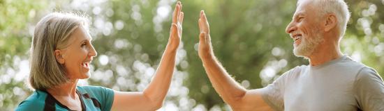 Deux seniors amis se tapent dans la main